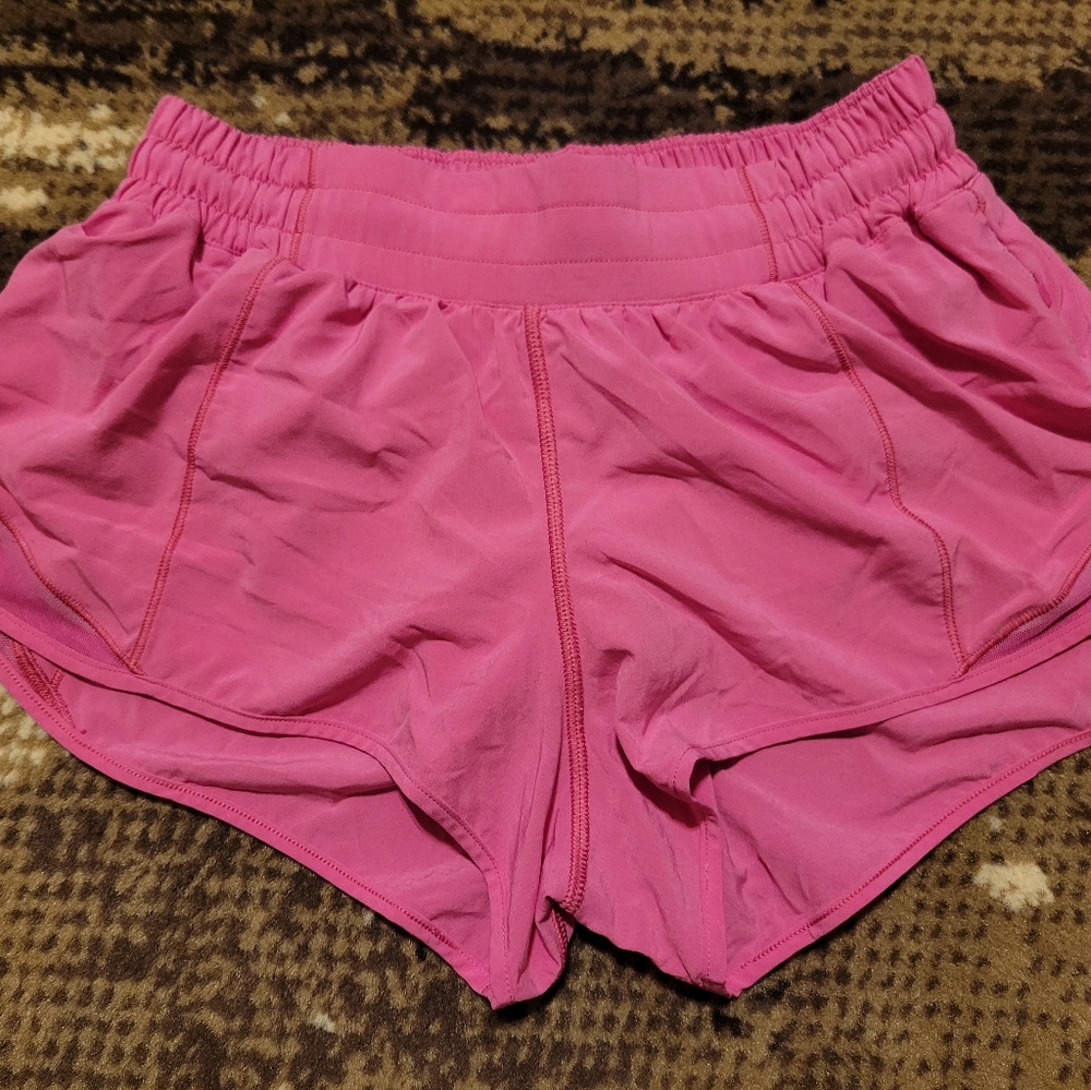 Lululemon Hotty Hot Low-Rise Lined Short 2.5